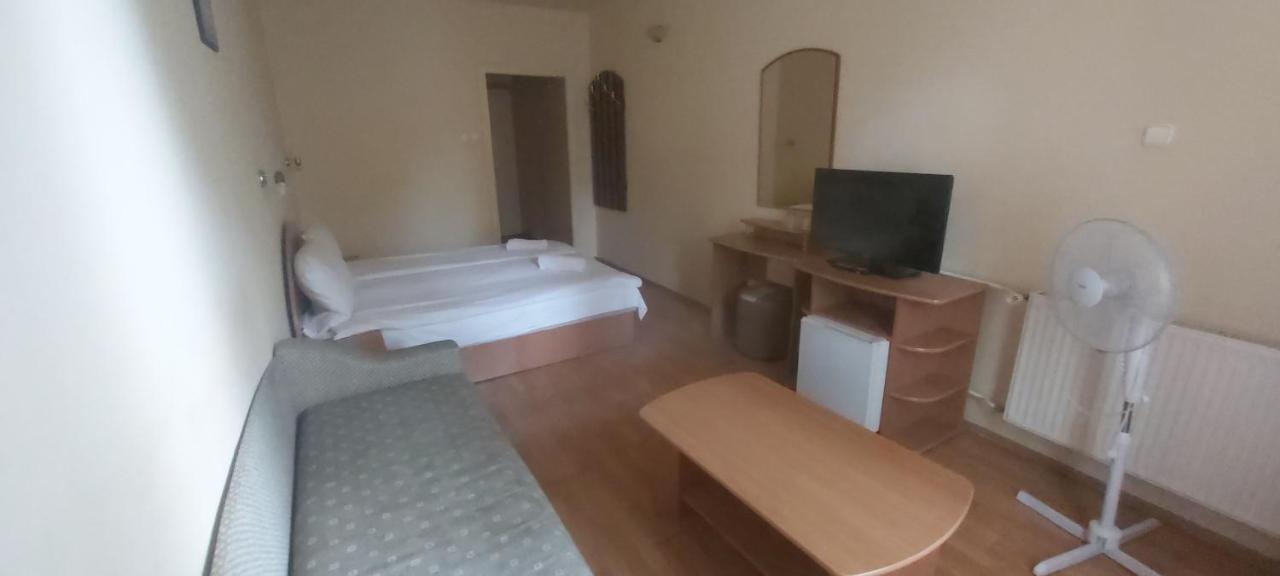 In Hotel Hajdúszoboszló Екстериор снимка